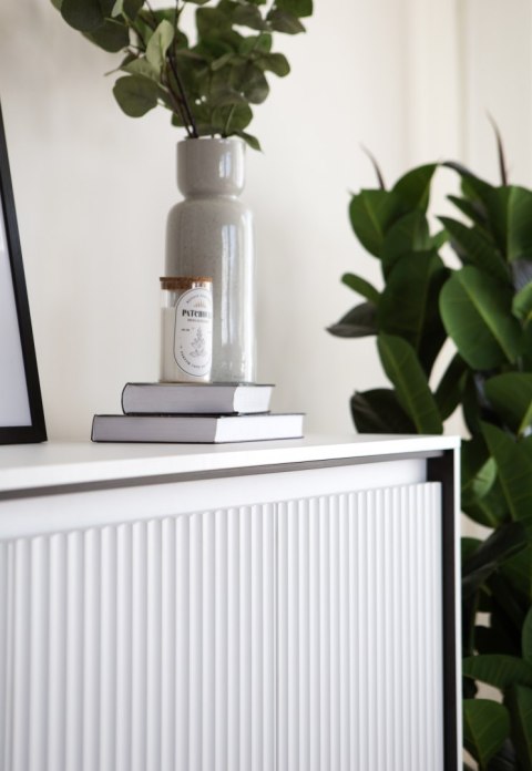 Komoda wysoka TREND TR-03 98 cm z LED - biały/czarny